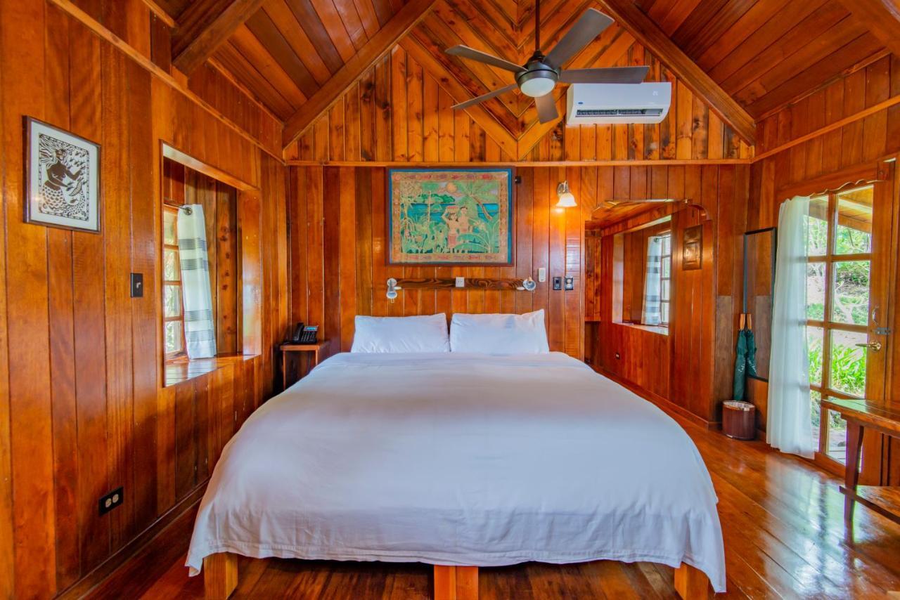 Palau Carolines Resort Koror Esterno foto